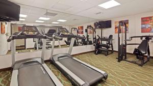 布卡拉顿Best Western University Inn的健身房设有跑步机和有氧运动器材