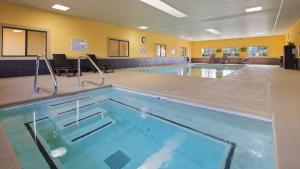 拜伦拜伦贝斯特韦斯特酒店的健身房内的游泳池