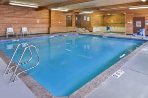 雷德蒙德拉玛贝斯特韦斯特PLUS酒店的蓝色海水大型室内游泳池