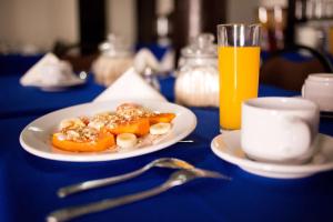 蒙克洛瓦Hotel Go Inn的桌上的一盘食物,加上一杯橙汁