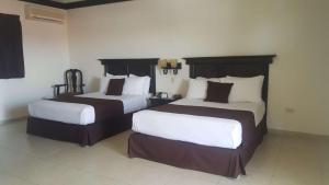 蒙克洛瓦Hotel Go Inn的一间酒店客房,房间内设有两张床