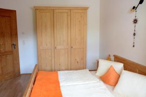 韦斯滕多夫兰德林德纳公寓的一间卧室配有一张床和一个木制衣柜