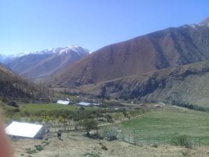 AlcoguazJardin de Estrellas的享有山谷的背景山景。