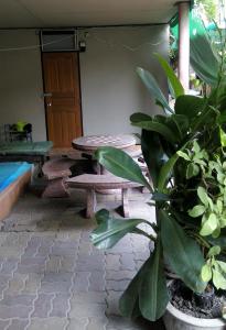 曼谷艾努尔艾克旅馆的天井设有野餐桌和木门。