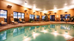 Greensburg守夜人贝斯特韦斯特PLUS酒店的一座配有桌椅的酒店游泳池