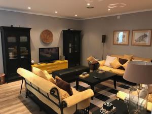 罗安达Casas de Luanda-GH Kinaxixe的客厅配有沙发和桌子