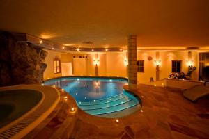 瓦尔道拉戴里维特酒店的一个带热水浴缸和spa的大型游泳池