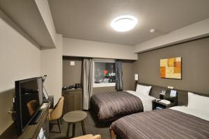 柳川柳川站鲁特因酒店的酒店客房设有两张床和一台平面电视。