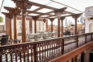 新德里Haveli Dharampura - UNESCO awarded Boutique Heritage Hotel的大楼内带桌椅的阳台