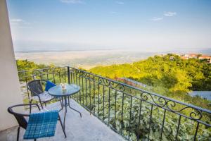 西格纳吉贝尔维尤精品酒店的设有一个配有桌椅并享有美景的阳台。