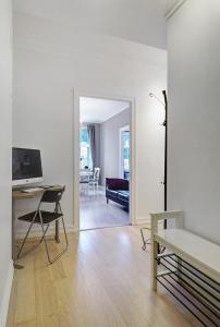 卑尔根布吕根美景公寓的白色的客厅配有书桌和沙发