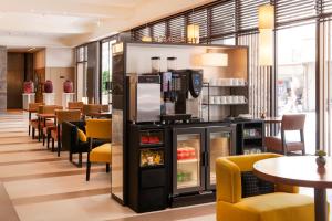 鹿港镇鹿港永乐酒店的一间带冰箱和桌椅的餐厅