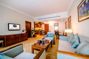阿布扎比Grand Mercure Abu Dhabi的带沙发和桌子的客厅