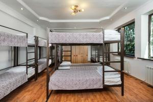 阿拉木图多斯特克旅舍的一间设有四张双层床的客房