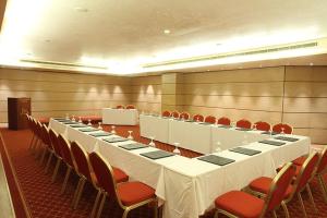 贝鲁特漫步酒店的大型会议室,配有长桌子和椅子