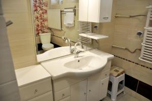 克雷尼察Angel Apartment的一间带水槽、卫生间和镜子的浴室