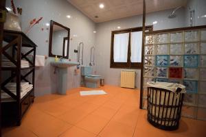 卢安科Maria la Carbayeda的一间带卫生间和水槽的浴室