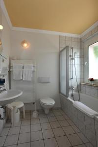 新勃兰登堡公园酒店的一间浴室