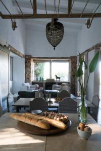 PiketbergKleinkloof Farm的用餐室配有带面包的桌子