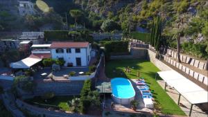 埃尔基耶Casa De Angelis的享有带游泳池的度假村的空中景致