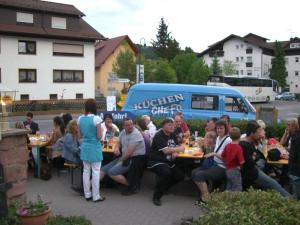 Grasellenbach博格瓦尔道酒店的一群坐在餐桌上吃饭的人