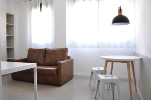 塔拉戈纳Residencia Universitaria Tarragona Mediterrani的客厅配有椅子和桌子