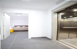 坎布里尔斯Apartamentos Ocea的走廊设有玻璃门,通往卧室