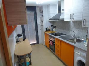 阿尔卡尼斯Apartamentos Mequedo的厨房配有水槽和炉灶 顶部烤箱