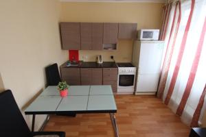 Apartment pr-t Shakhtyorov 92的厨房或小厨房