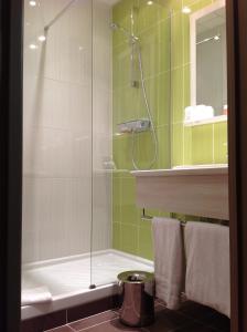 德勒The Originals City, Hôtel des Lys, Dreux (Inter-Hotel)的带淋浴、卫生间和盥洗盆的浴室