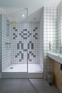 巴黎意大利广场鹌鹑之丘宜必思尚品酒店 的一间浴室