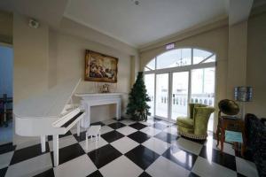 杨梅君洋城堡旅馆的客厅配有白色钢琴和圣诞树