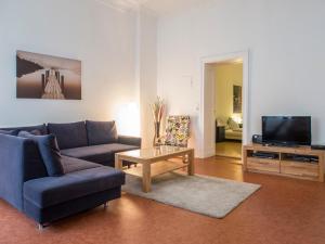 柏林Großes Apartment in zentraler Lage的带沙发和咖啡桌的客厅