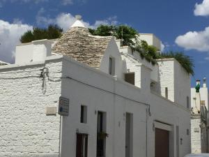阿尔贝罗贝洛安蒂卡飞雷利亚度假屋的一座白色的建筑,屋顶上种有植物