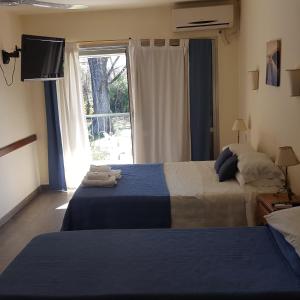 蒂格雷Hotel Agustin Garcia的一间卧室设有两张床和窗户。