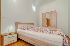 普拉Apartment Zora & Natale的一间卧室配有一张带梳妆台和镜子的床