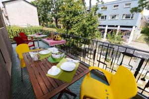马格拉威尼斯辛奇亚斯住宿加早餐旅馆的阳台配有桌椅。