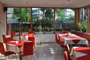 马科夫斯塔拉法拉酒店的餐厅设有红色和白色的桌椅