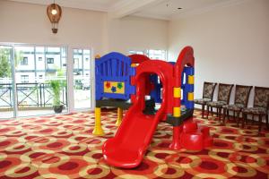 金马仑高原金马仑高原遗物酒店的一个带红色滑梯的儿童游戏室