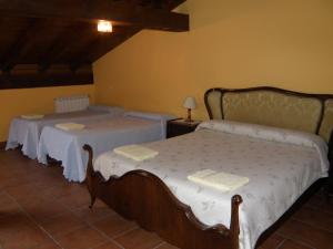 奥利奥Casa Rural Erretzabal Txiki的一间卧室配有两张床和一盏灯。