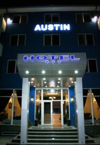 康斯坦察Hotel Austin的蓝色建筑,标有酒店标志