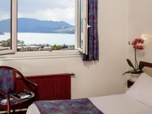 塞威恩罗格斯艾登拉克酒店的一间卧室设有水景窗户