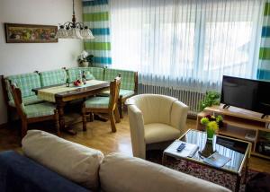巴特比恩巴赫Ferienwohnungen Anna的客厅配有沙发和桌子