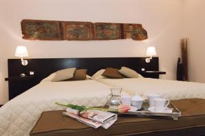 巴勒莫乌夏尔多梅酒店的酒店客房设有两张床和一盘食物