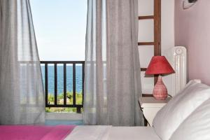 阿吉奥斯伊欧尼斯Zefiros的一间卧室设有一张床,享有海景