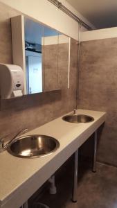 BygdeåMotell Trafikanten的浴室设有2个水槽和镜子
