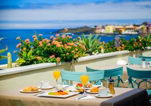 巴耶格兰雷伊格兰雷伊酒店的阳台上的餐桌和食物,享有海景