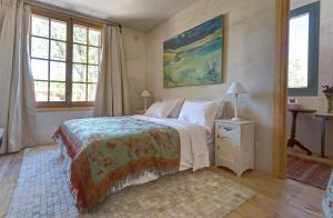 SotosalbosFinca Fuente Techada - Adults Only的一间卧室设有一张大床和一个窗户。