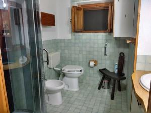 AnnunziataFree Zone的小型浴室设有2个卫生间和水槽