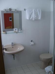 巴特洪堡苏洛温酒店的一间带水槽、卫生间和镜子的浴室